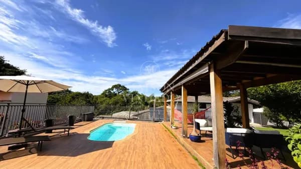 Casa térrea com vista permanente para área de preservação no Residencial Canjaranas |