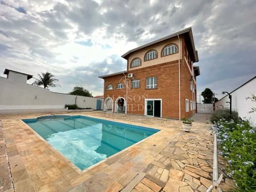 Casa Alto Padrão no Marambaia | 3 Suítes, Piscina, Sauna e Espaços Amplos