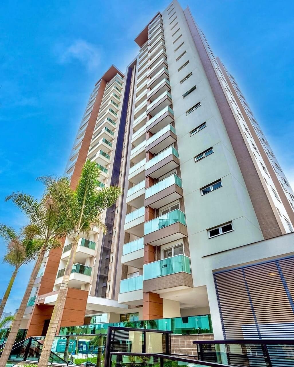 Apartamento grande de Alto Padrão no centro com 03 quartos e 03 garagens