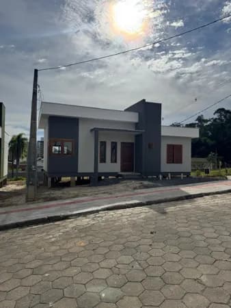 Casa de esquina com 03 quartos em região tranquila
