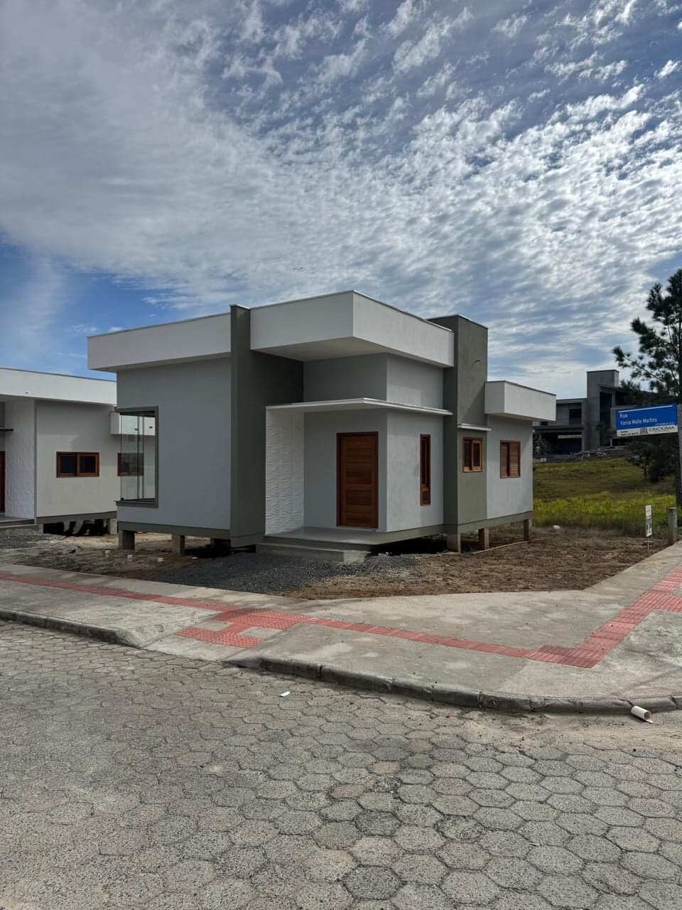 Casa de esquina com 03 quartos em Loteamento