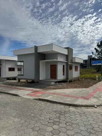 Casa de esquina com 03 quartos em Loteamento
