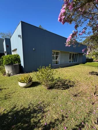 Casa ampla de 237m² no condomínio Jardins com 03 quartos sendo 01 suite master
