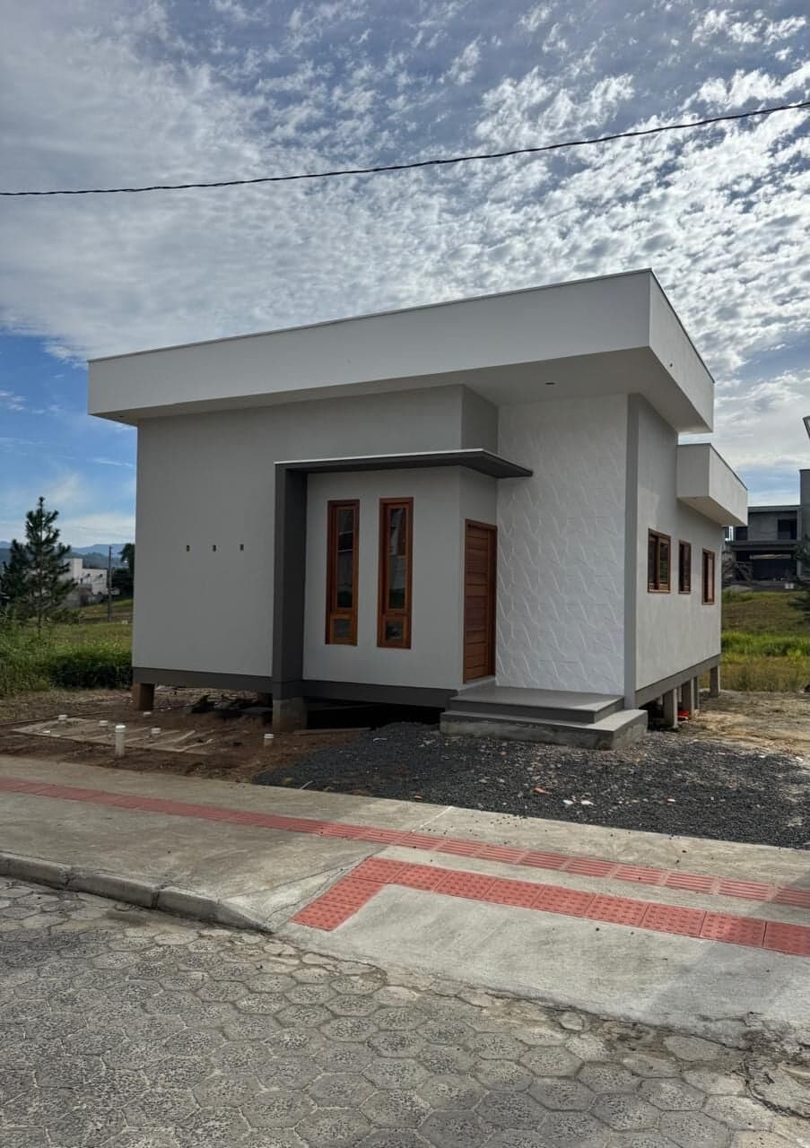 Casa de esquina com 03 quartos em Loteamento