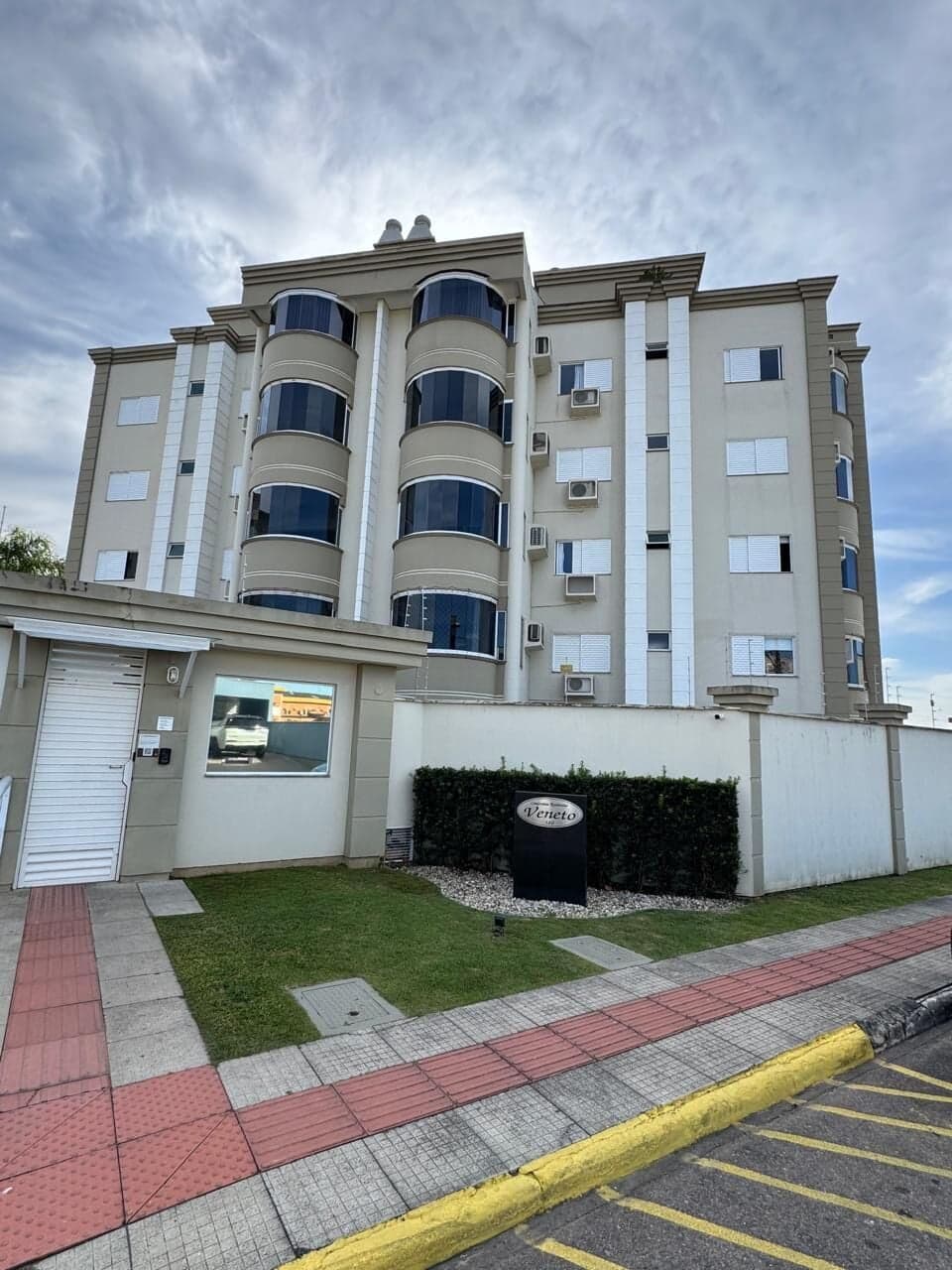 Apartamento grande de 145m² com 03 quartos sendo 02 suítes