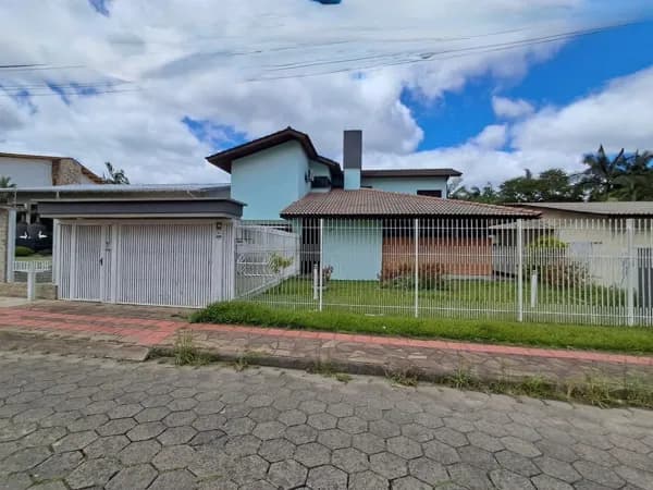 Casa grande de 05 quartos sendo 01 suíte e 01 suíte master, 04 vagas de garagem