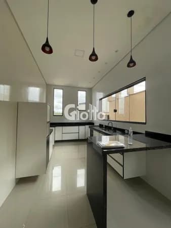 Casa térrea para locação em Cesar de Souza/Mogi das Cruzes - 3 Suítes