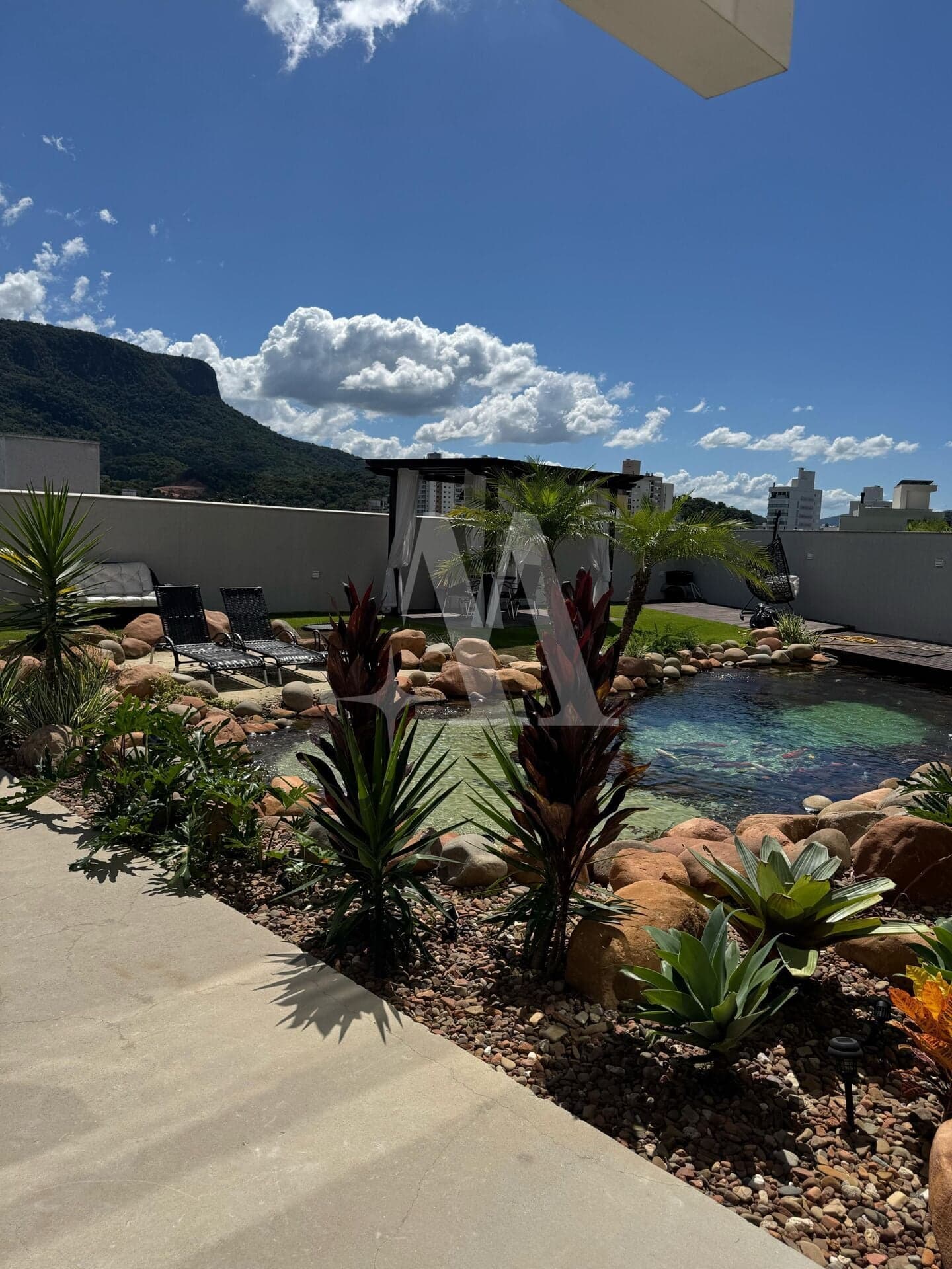 Casa de Alto Padrão com 640 m² de Construção, Piscina Natural e Energia Solar