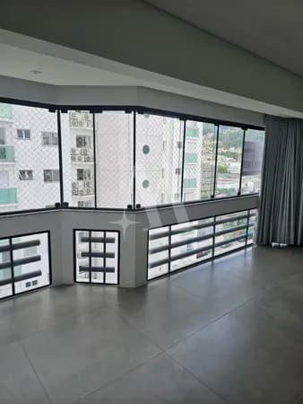 OPORTUNIDADE NO CENTRO DE FLORIANÓPOLIS – AMPLO, REFORMADO E PRONTO PARA MORAR!