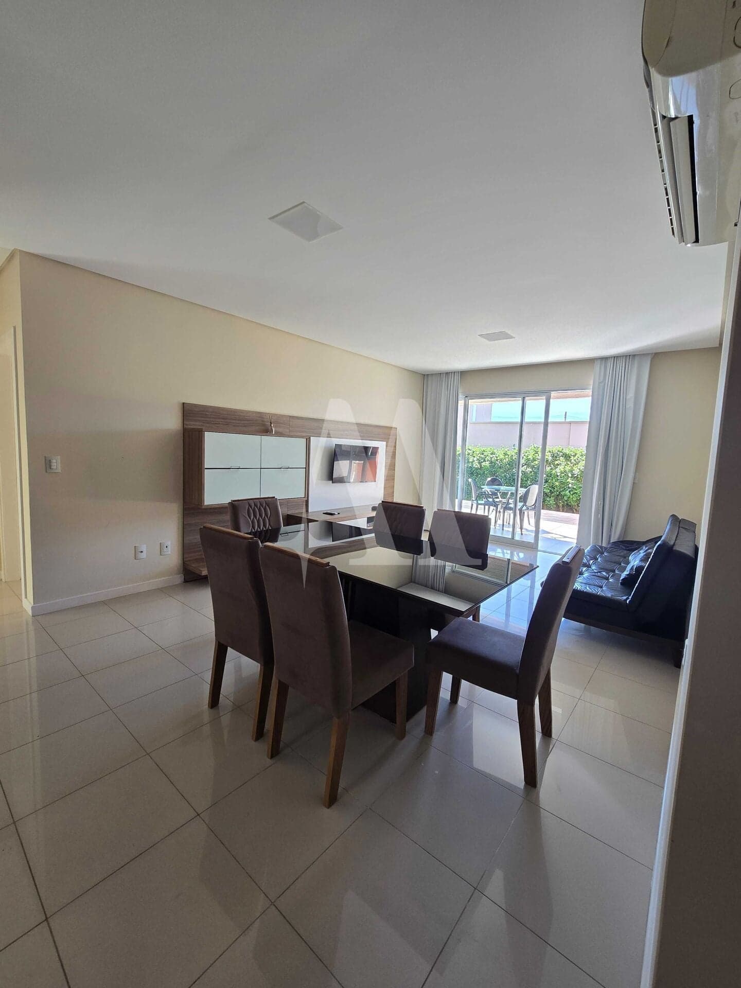 OPORTUNIDADE NO SANTINHO– AMPLO APARTAMENTO COM ÁREA EXTERNA E ESTILO DIFERENCIADO!
