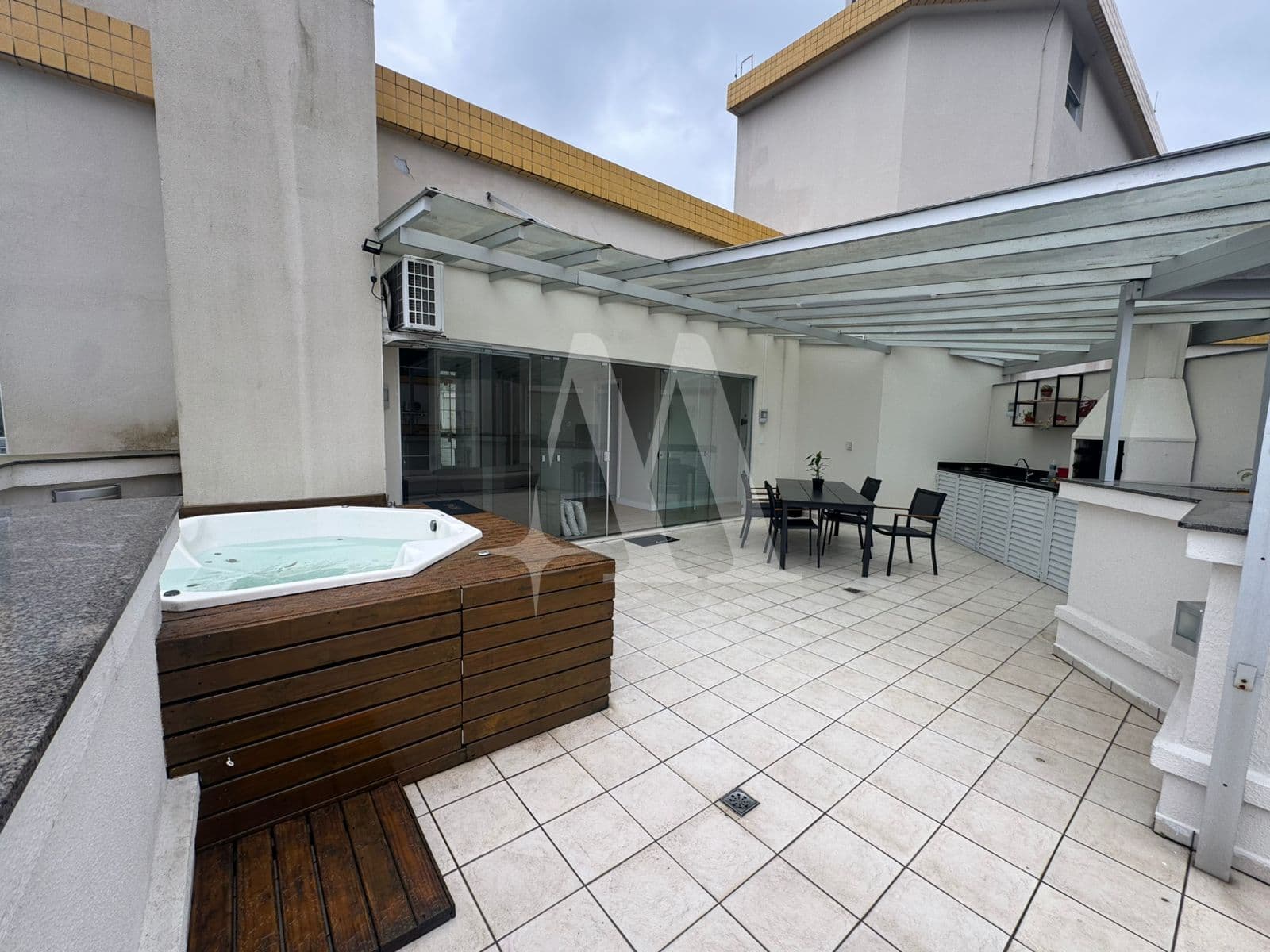 Cobertura com vista livre em localização privilegiada em Floripa