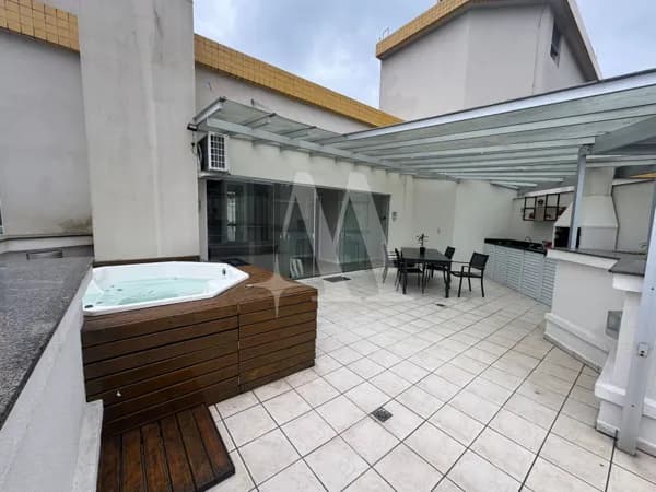 Cobertura com vista livre em localização privilegiada em Floripa