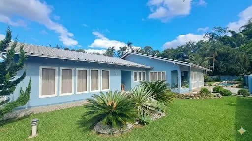 Exclusividade em Pirabeiraba: Residência Plana de 390m² em Terreno de 1.600m²