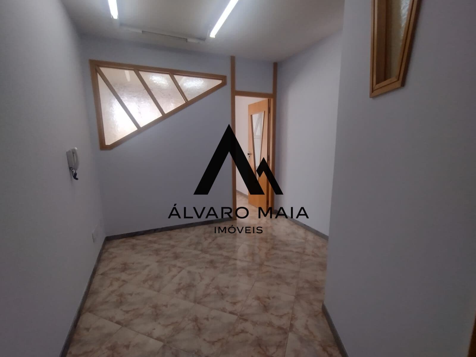 Sala Comercial para venda no Funcionários!