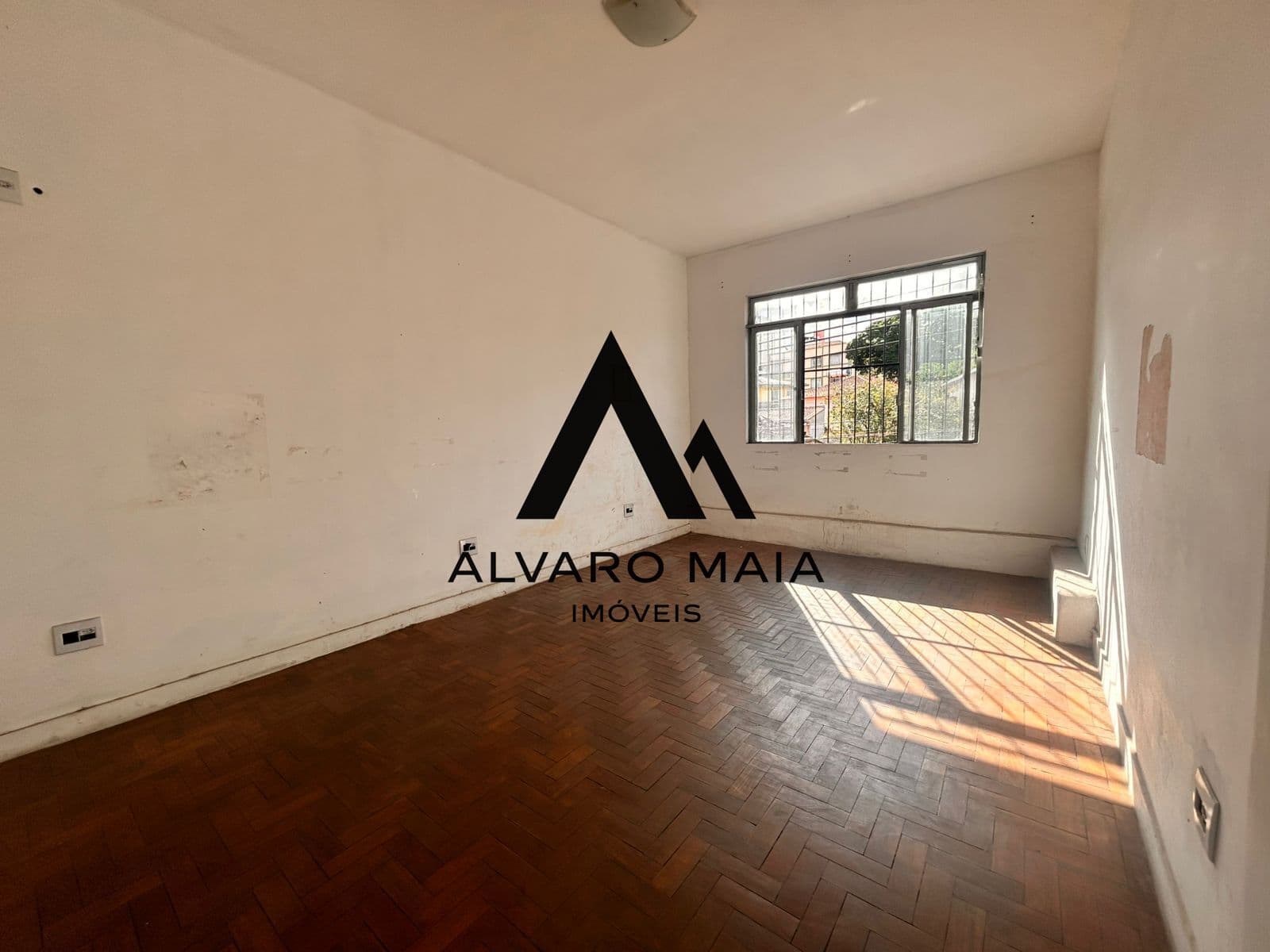 Casa comercial de 2 quartos para locação no Floresta próximo da Área Hospitalar.