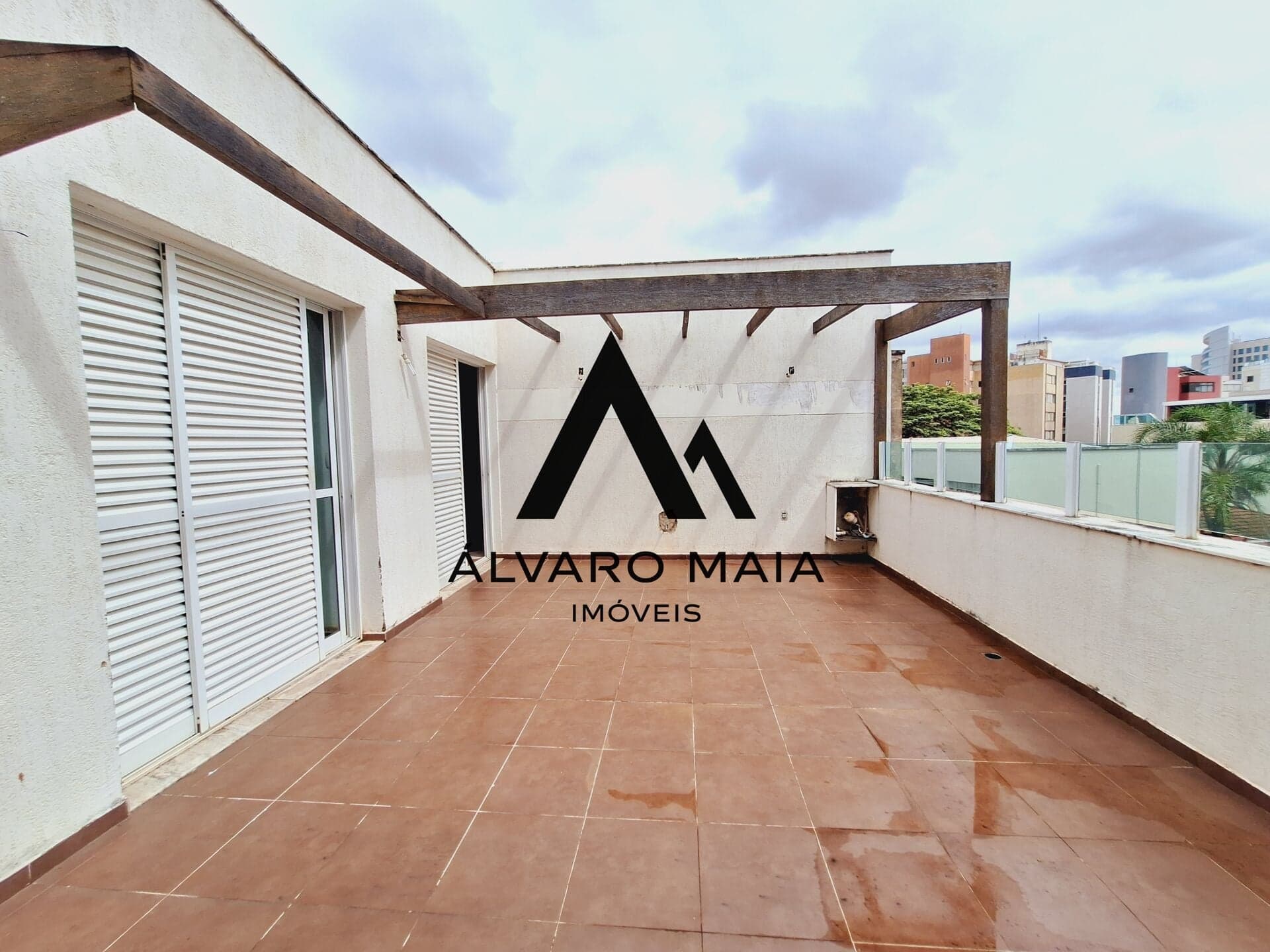 Casa Duplex - 7 quartos - Varanda e Espaço Gourmet - Melhor ponto da Serra