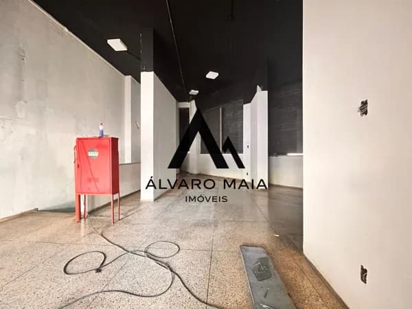 Loja para locação no Centro de esquina em frente a Feira Hippie.