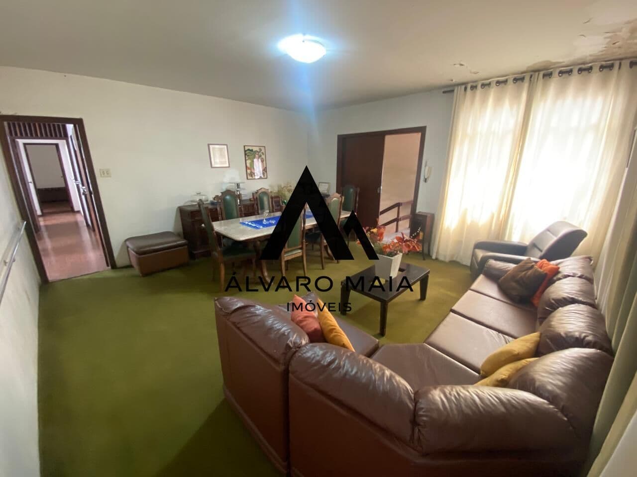 Casa com 4 Quartos e 3 banheiros à Venda, 241 m² por R$ 1.900.000