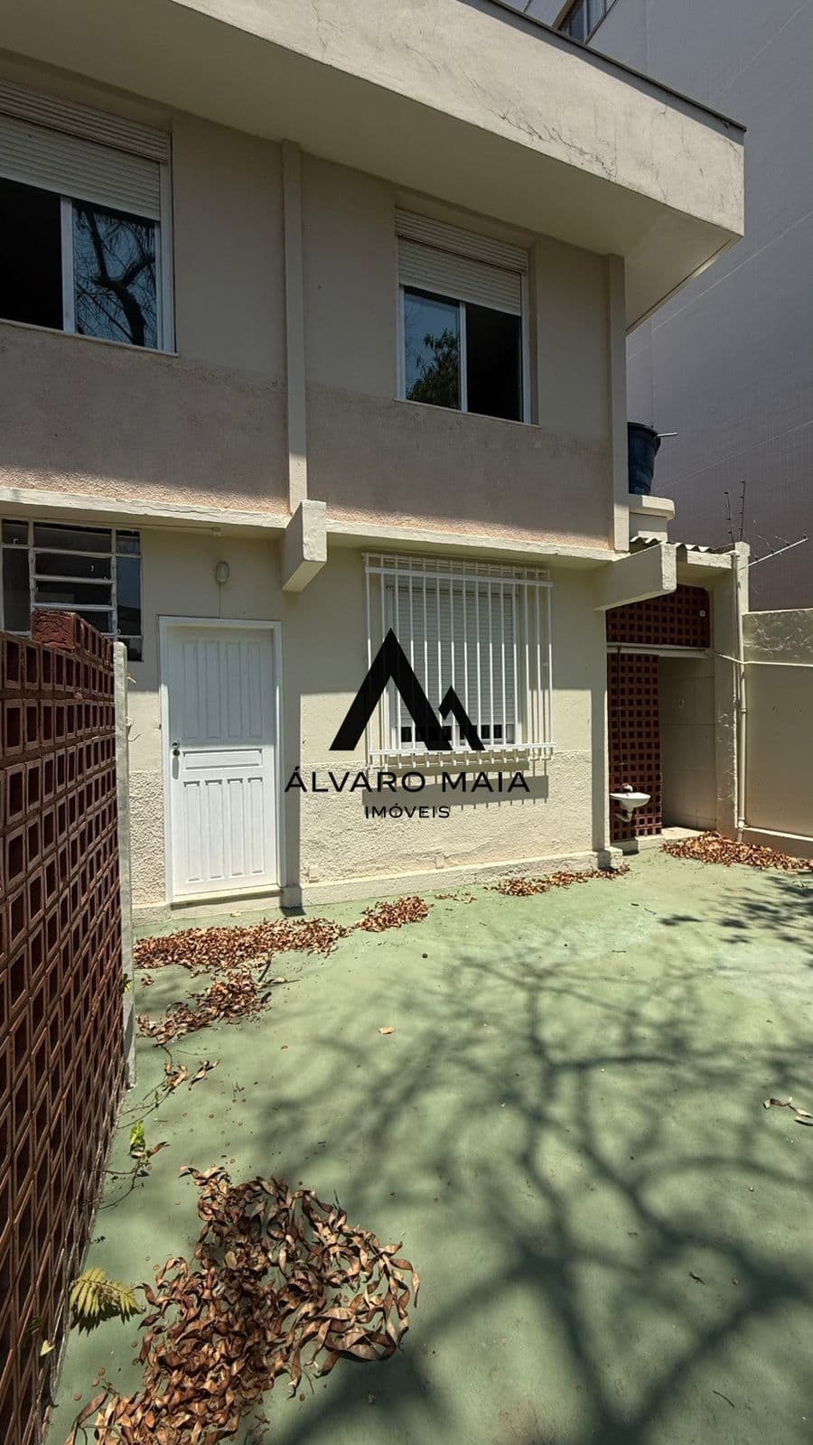 Casa com dois quartos e vaga de garagem para locação no Santo Antonio