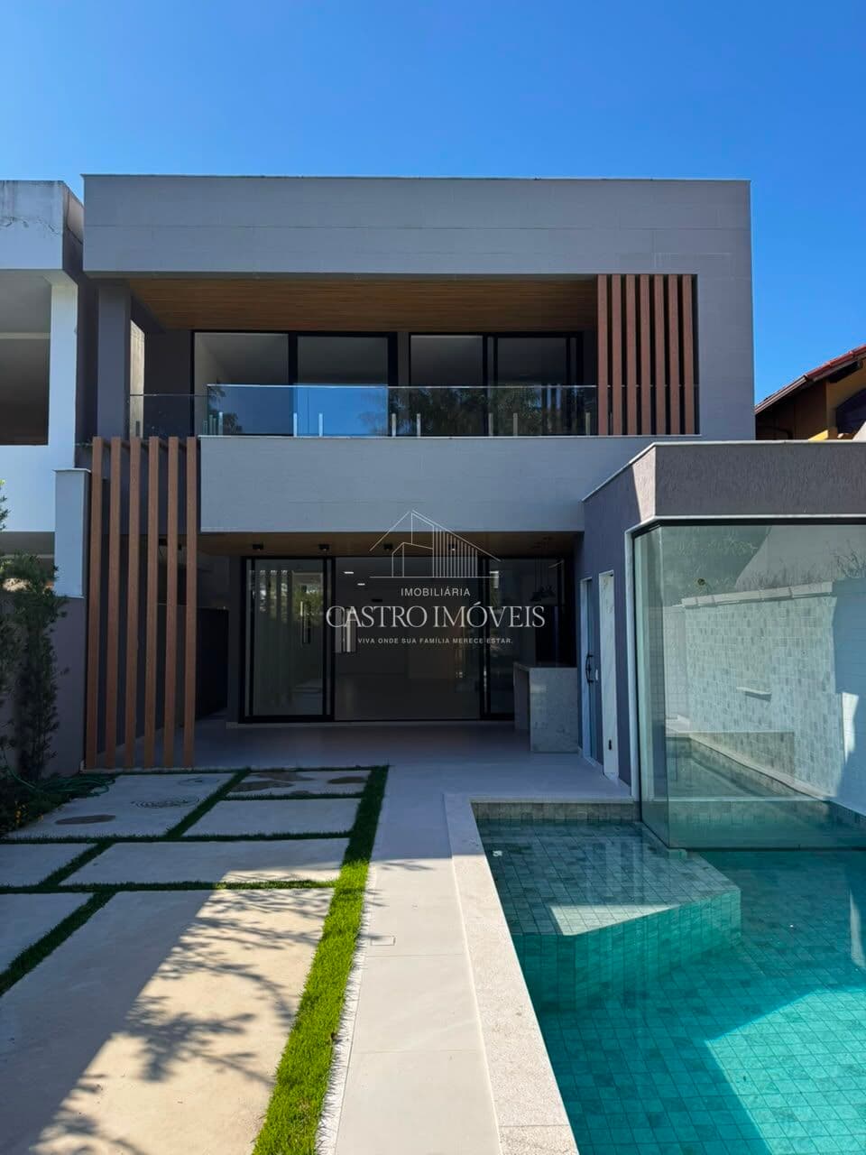Casa Triplex Contemporânea com 4 Suítes, Piscina e Sauna no Condomínio Riomar | Barra da Tijuca