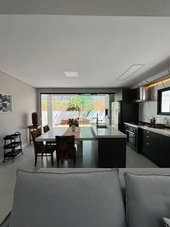 Casa semimobiliada com 03 dormitórios na Pedra Branca