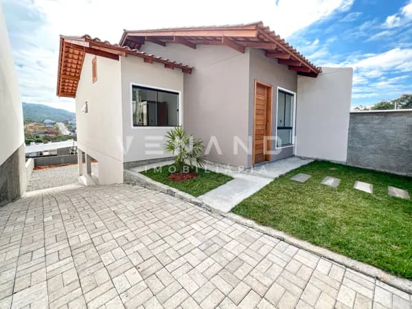 Casa de 02 quartos | Pilotis e Garagem coberta