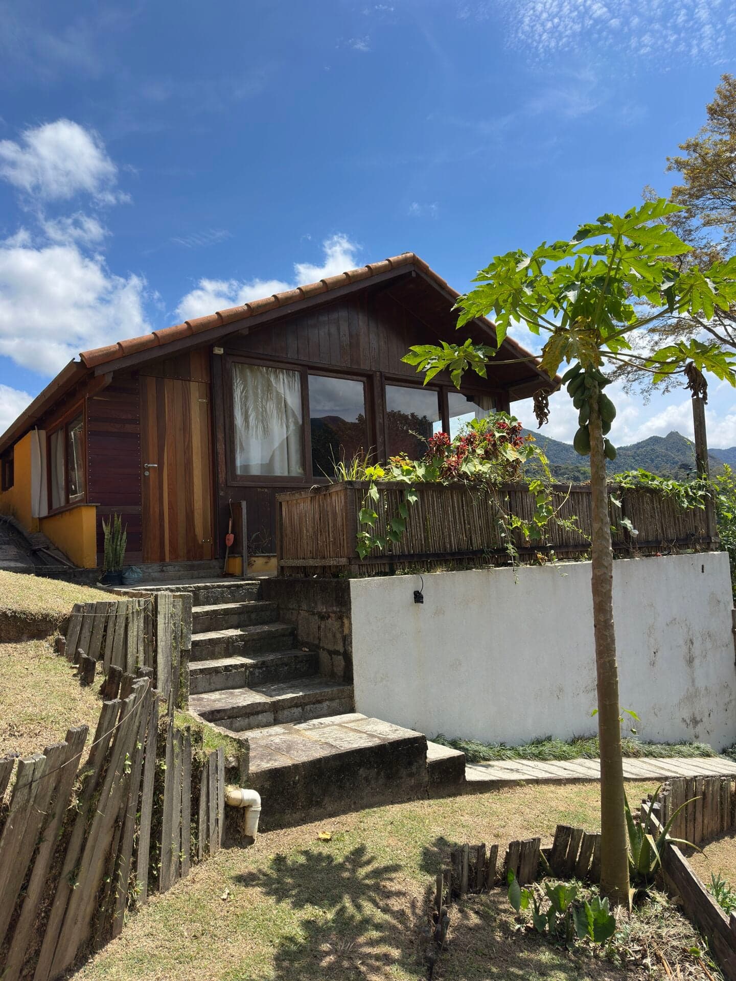 Casa com Ateliê e Casa de Hóspedes Próxima ao Centro de Lumiar