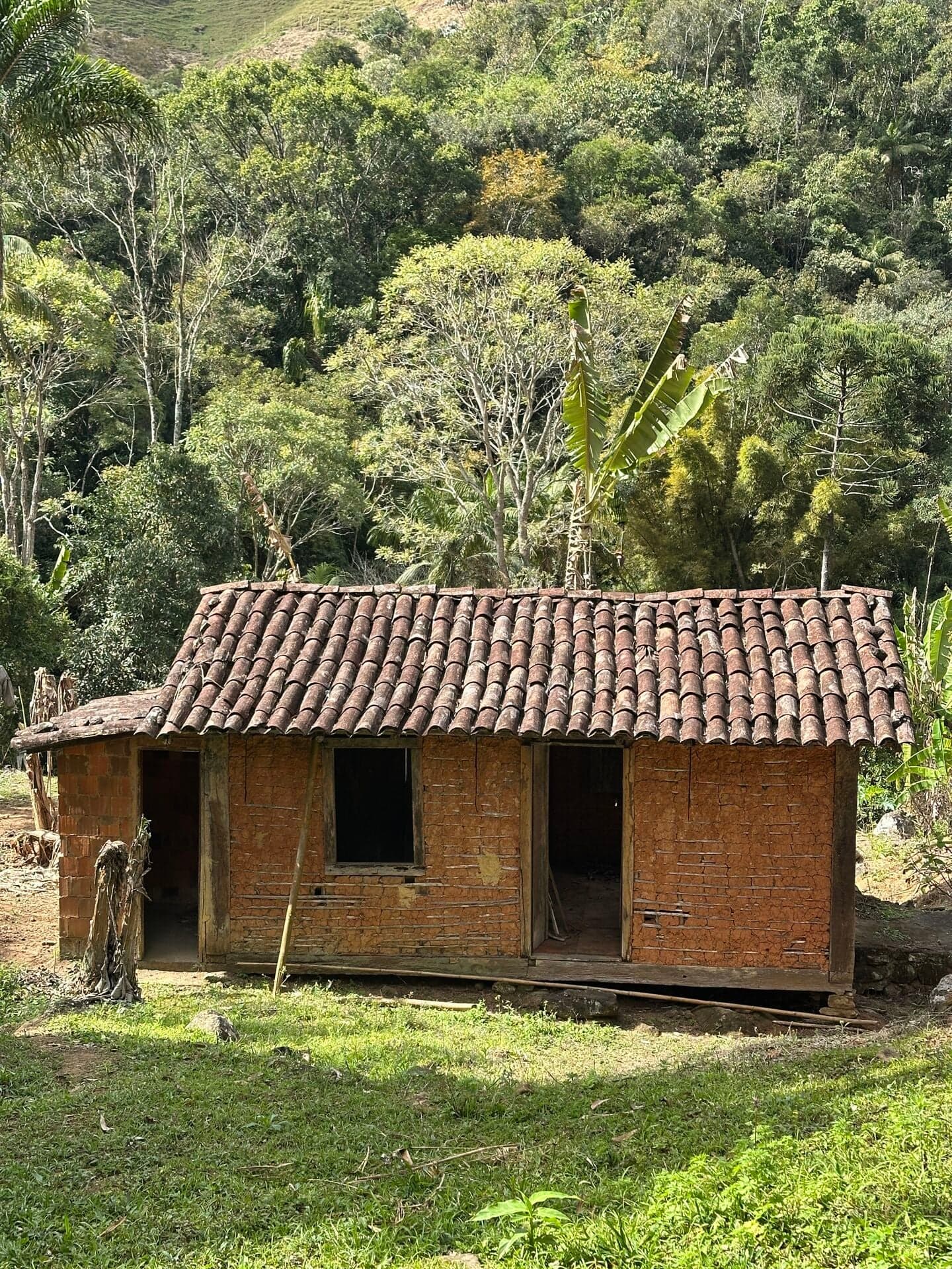 Terreno de 3.505 m² com Casa Antiga na Pedra Riscada