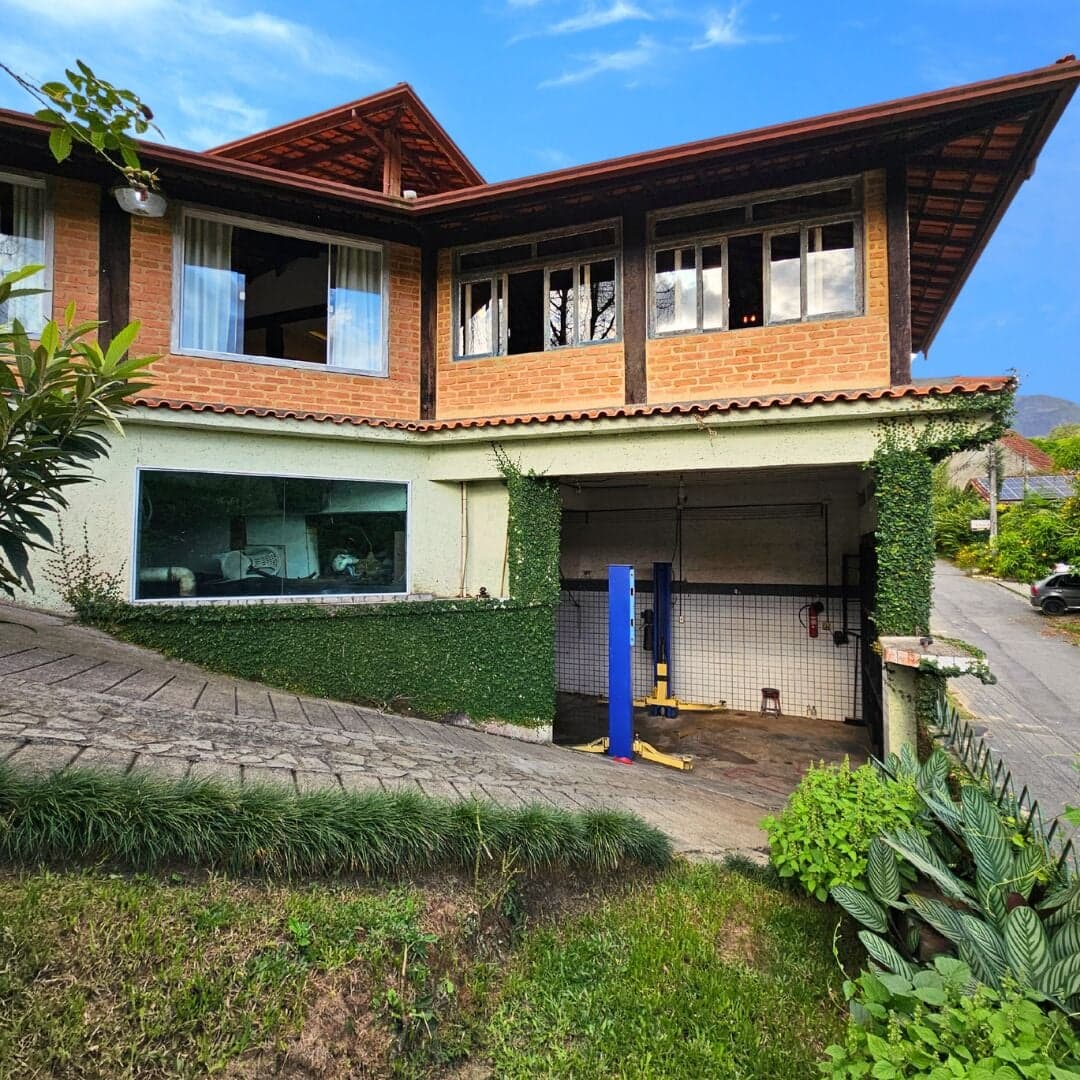 Propriedade com Duas Casas e Vista para as Montanhas no Centro de Lumiar