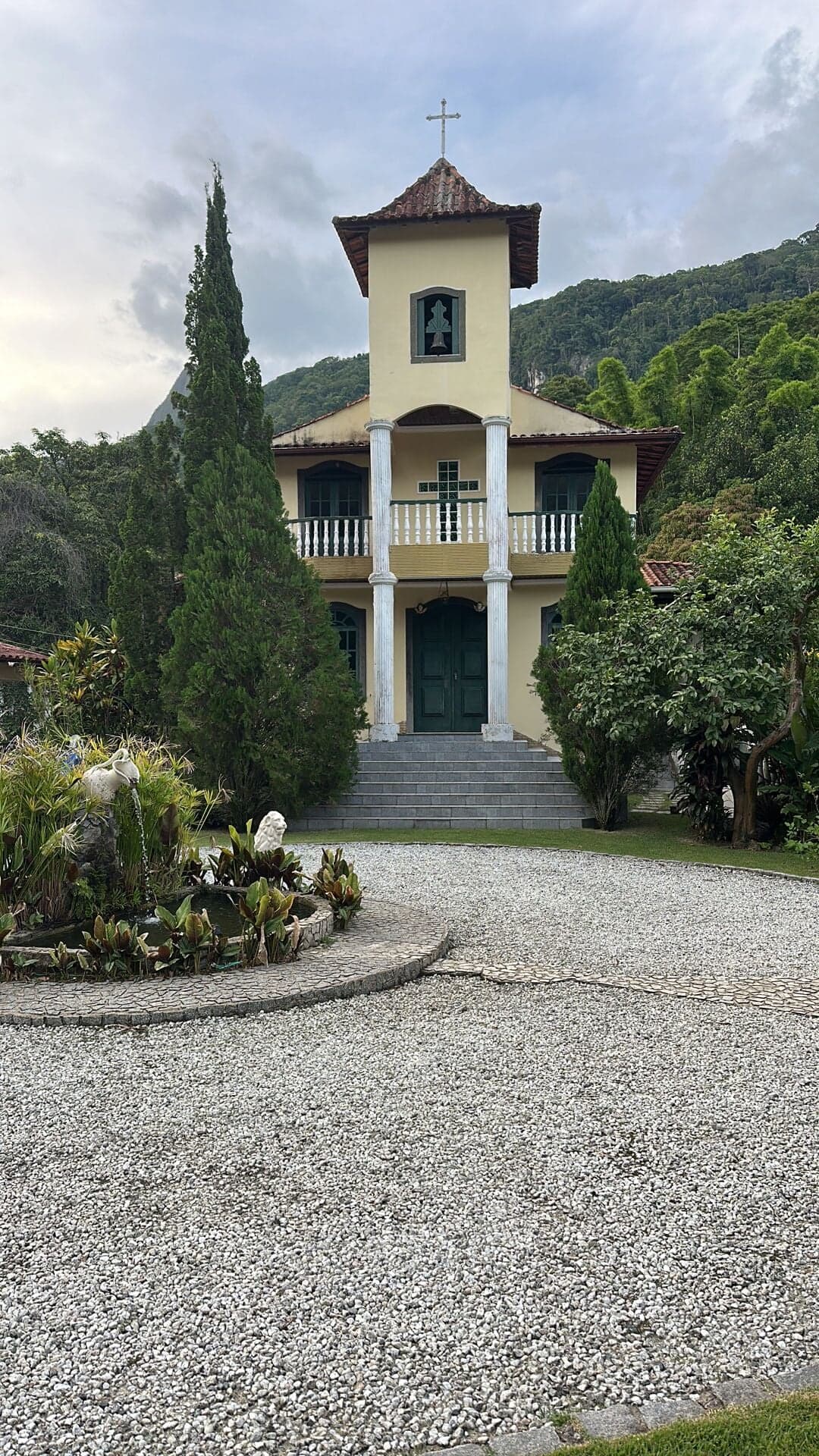 Propriedade com 12 Quartos e Estrutura de Hospedagem na Cascata