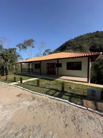 Casa Linear com 3 Quartos a 900 m do Centro de São Pedro da Serra
