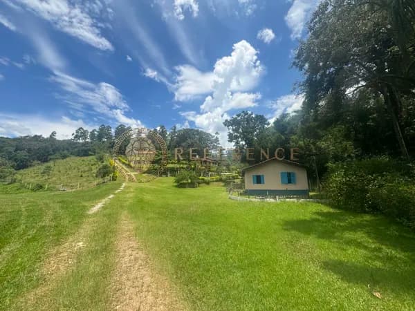 SÍTIO DE 144.000 M² COM CASA, PISCINA, CHURRASQUEIRA, GALPÃO E LAGO – REGIÃO RURAL