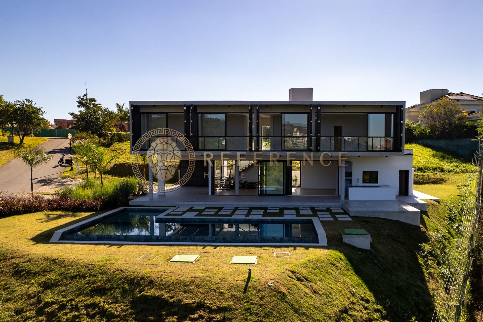 CASA NO CONDOMÍNIO FAZENDA SERRA AZUL | 504,73 M² CONSTRUÍDOS | 4 SUÍTES | PISCINA - JUNDIAÍ/SP