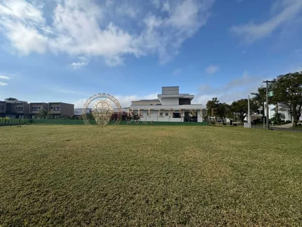 Terreno de Esquina com Projeto Aprovado 1.000 m² no Japy Golf Club – Pronto para Construir