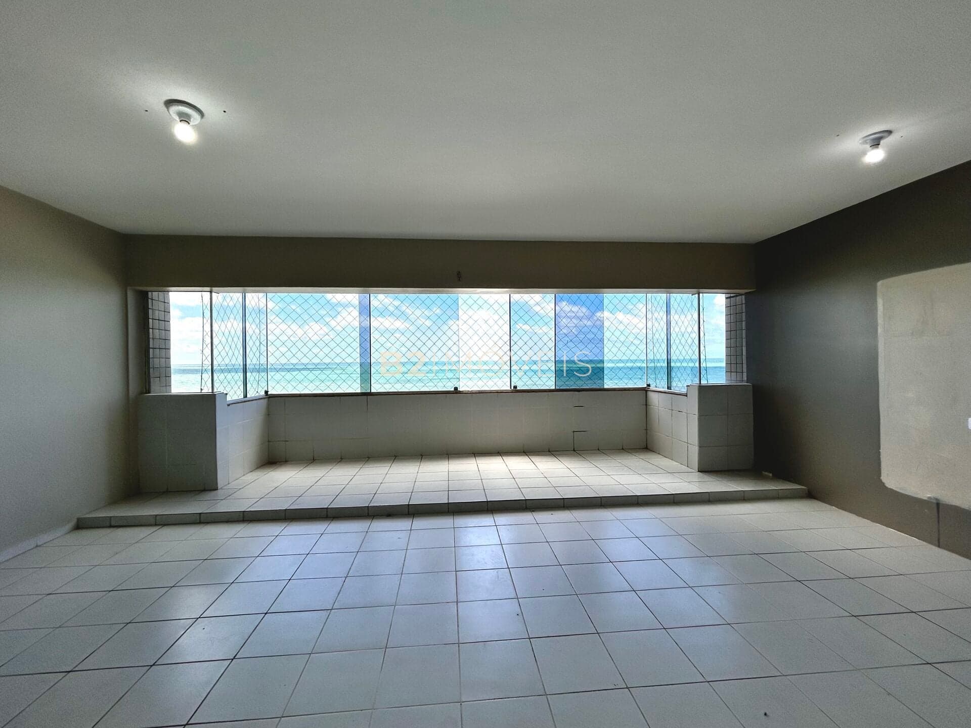 Apartamento frente mar no Saint Just – 178,43m², 4 quartos, sendo 1 suíte, varanda integrada e apenas 1 por andar.