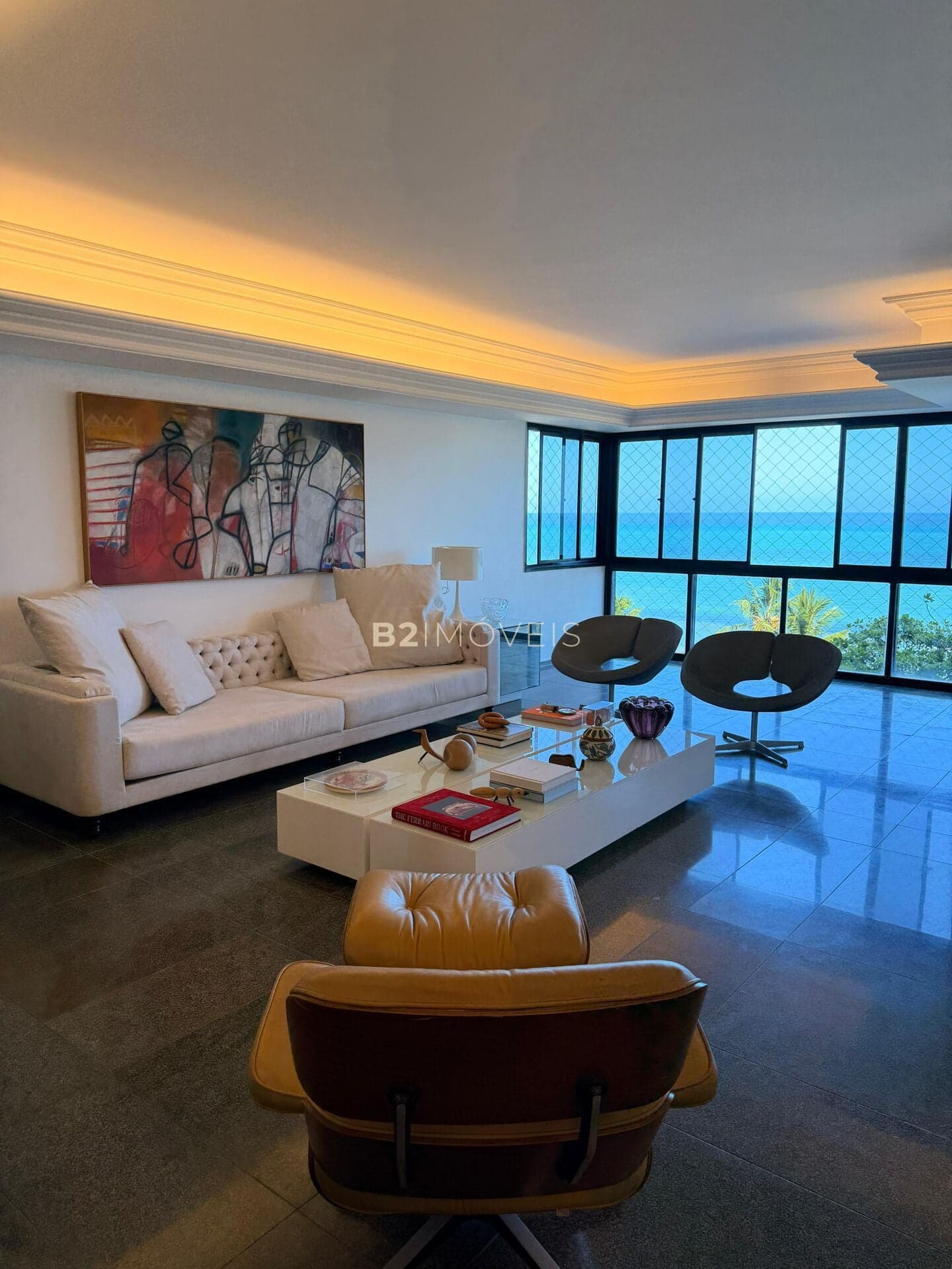 Apartamento frente mar no Maria Regina – 357m², 4 suítes e varanda integrada