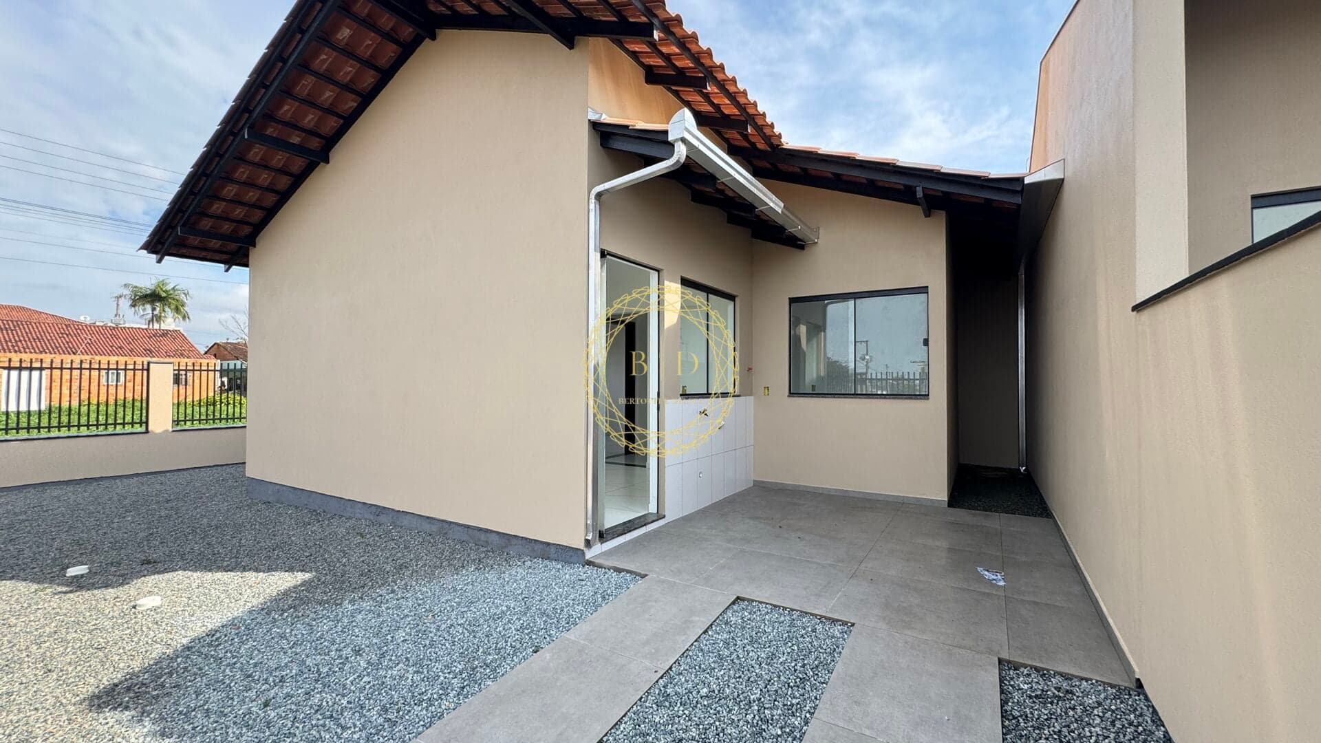 LINDA CASA DE ESQUINA A VENDA EM BARRA VELHA-SC