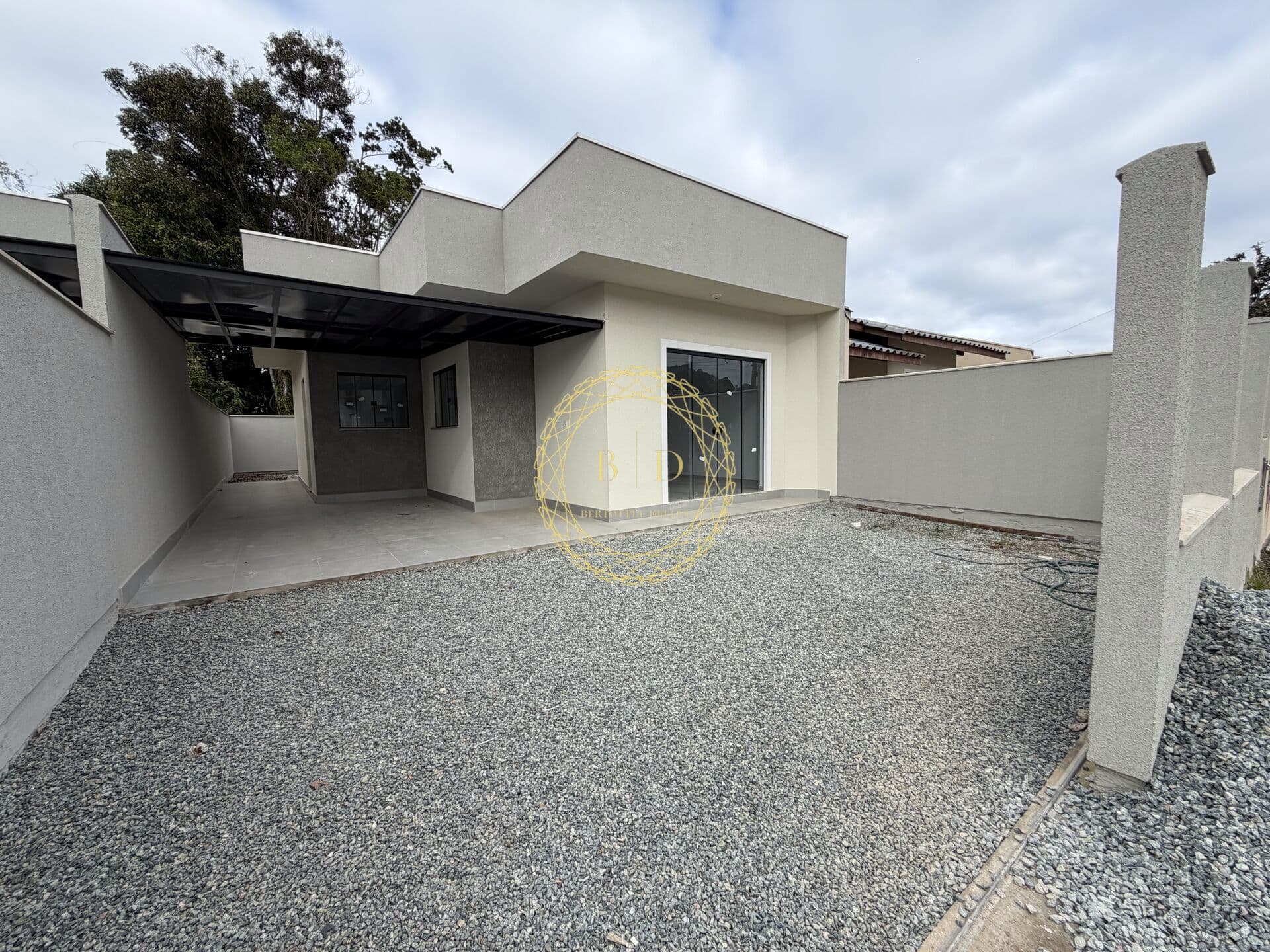 Casa com SUÍTE e GARAGEM COBERTA à venda - BARRA VELHA/SC