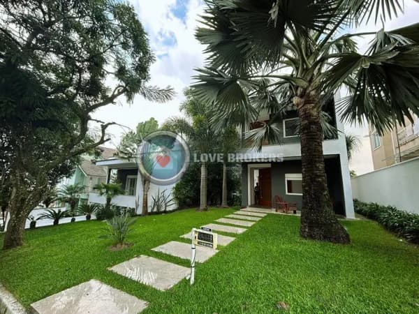 Casa de Alto Padrão à Venda no Condomínio Arujá V