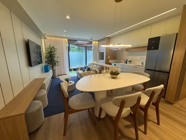 Apartamento Garden decorado com 2 suítes a poucos metros do mar R$1.450.000,00