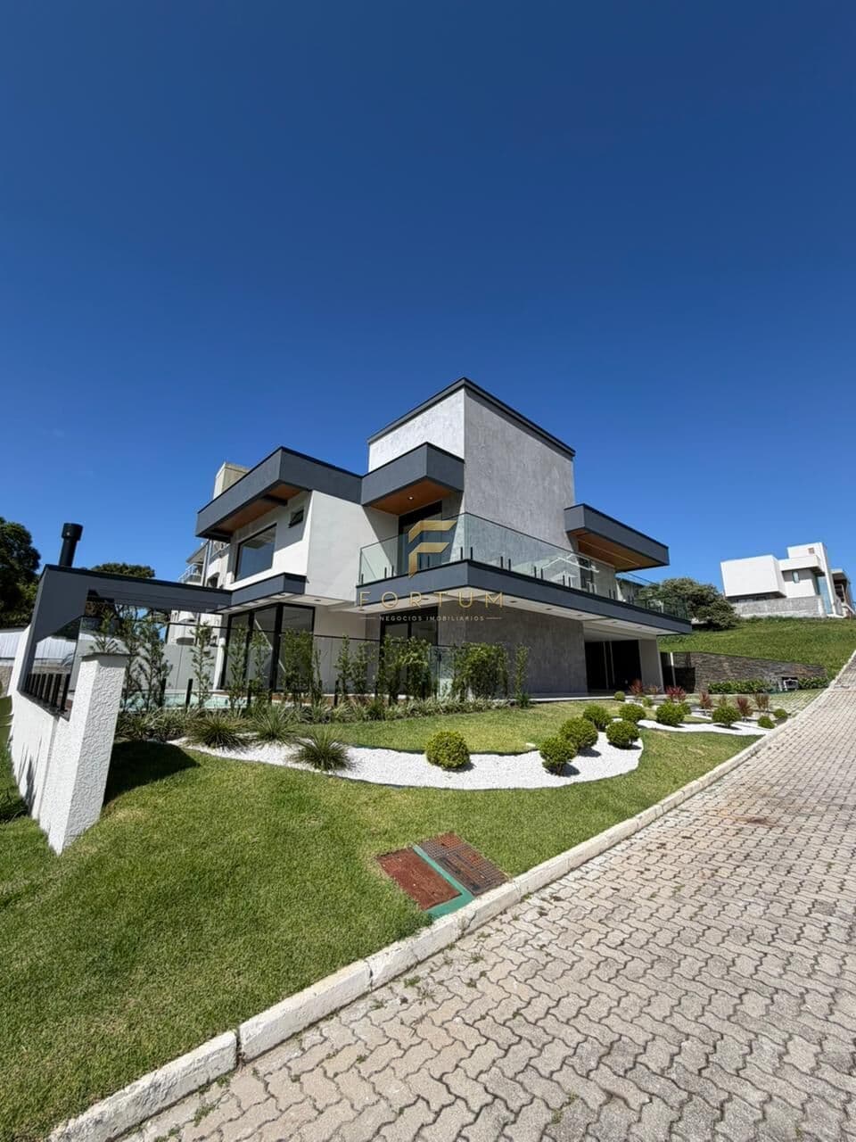 Casa alto padrão, em condomínio fechado, apenas 100 metros da praia dos Ingleses, R$3.254.157,34