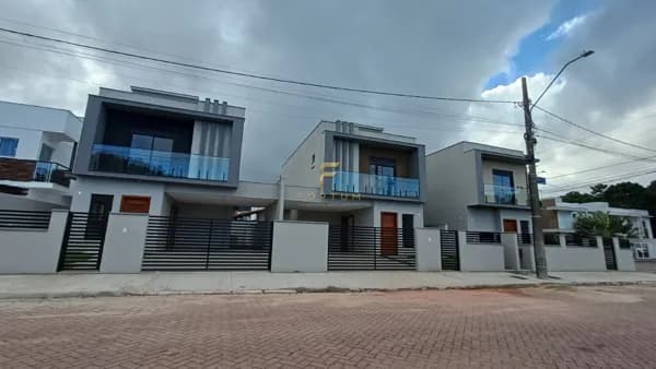 Sobrado em Florianópolis - São João do Rio Vermelho