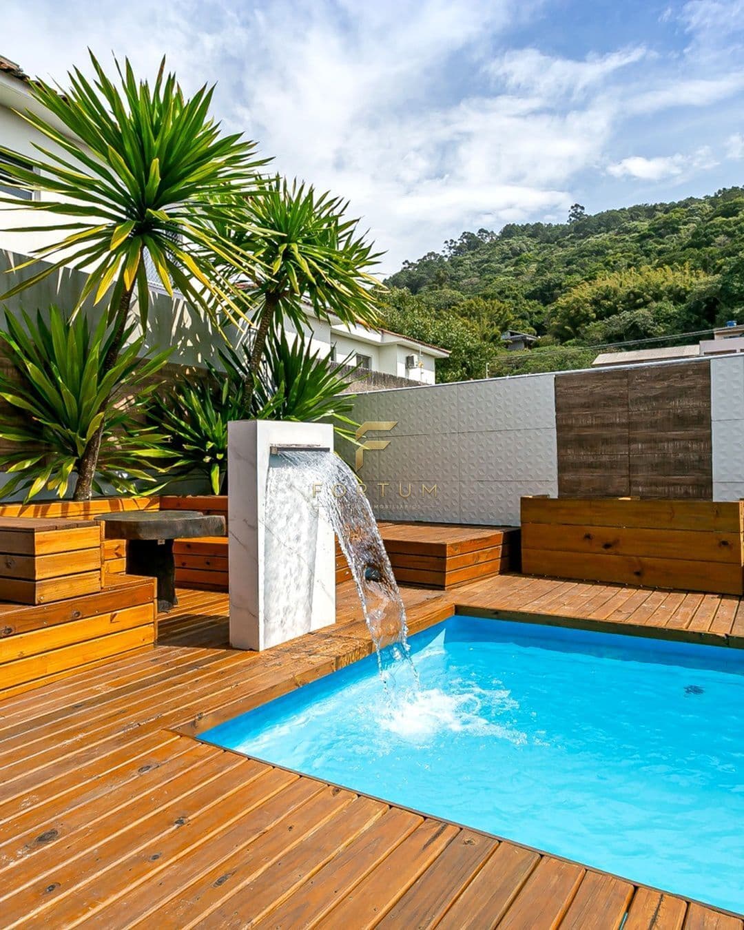 Casa em condomínio, mobiliada, localizada na Praia de Canasvieiras, R$2.700.000,00