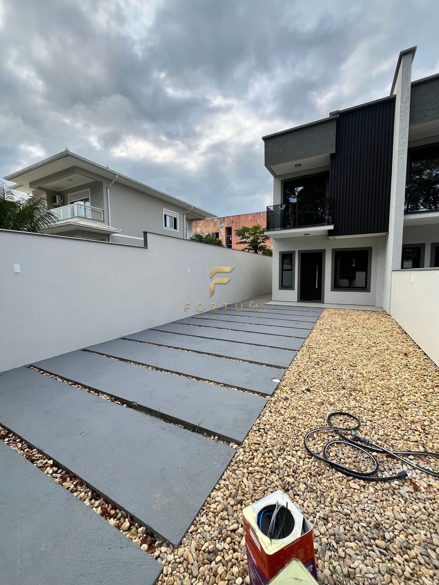 Sobrado a venda, 02 quartos, 02 vagas, Ingleses, R$569.000,00
