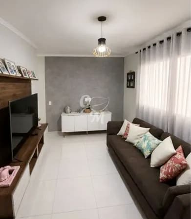 Casa térrea com edícula e 3 vagas no Parque Residencial Jundiaí