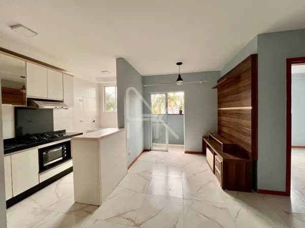 Apartamento semi-mobiliado com 2 dormitórios e sacada com churrasqueira no bairro Santo Antônio