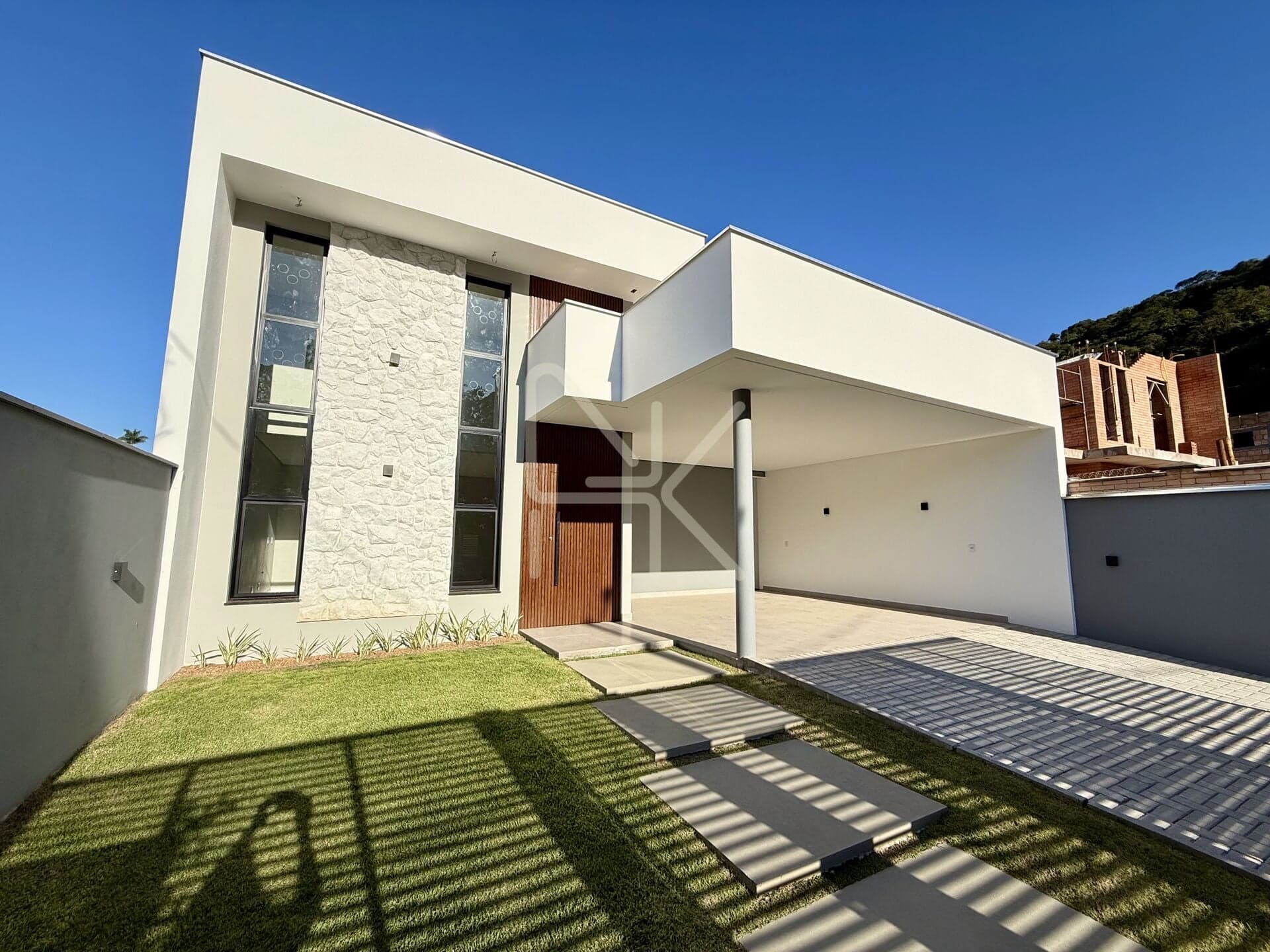Casa Alto Padrão, plana, com 137 m², 1 Suíte e 2 Dormitórios à Venda no Reserva do Mirante em Araquari