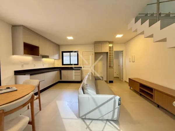 Sobrado semi-mobiliado em condomínio fechado no Bom Retiro | 156 m² | 1 suíte + 2 dormitórios | Terraço gourmet | 2 vagas