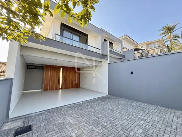 Sobrado Alto Padrão a venda com 170 m², 3 Suítes e Vista para as Montanhas no Saguaçu em Joinville