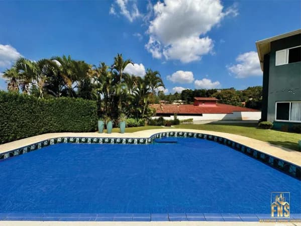 “O Refúgio Perfeito: Casa de Alto Padrão Integrada com Lazer Completo e Máxima Privacidade”